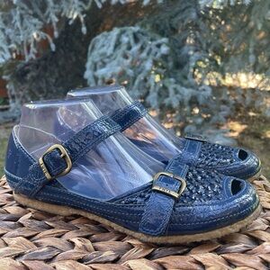 Gorgeous Frye Deep Blue Patent Leather Double Buckle Mary Jane Flats. Size 7.5